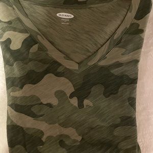 Woman’s sz large Old Navy camo V-neck ..new without tags!